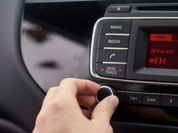 Lo que dice la psicología sobre las personas que bajan el volumen de la música al aparcar el coche