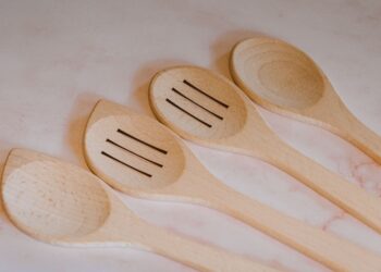 Colocar una cuchara de madera sobre una olla con agua hirviendo: para qué sirve y por qué se recomienda hacerlo