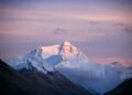 Mientras la mayoría de las personas lucha por subir el Everest, este hombre descendió la montaña esquiando y sin oxígeno