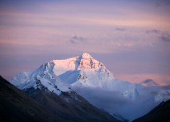 Mientras la mayoría de las personas lucha por subir el Everest, este hombre descendió la montaña esquiando y sin oxígeno