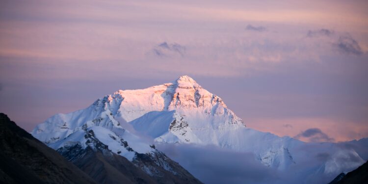 Mientras la mayoría de las personas lucha por subir el Everest, este hombre descendió la montaña esquiando y sin oxígeno