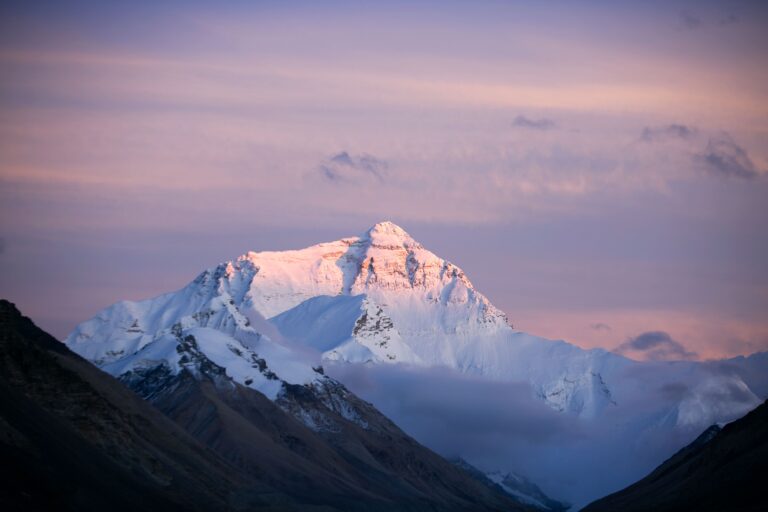 Mientras la mayoría de las personas lucha por subir el Everest, este hombre descendió la montaña esquiando y sin oxígeno