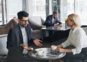 Lo que dice la psicología sobre las personas que ensayan conversaciones a solas antes de hablar con alguien