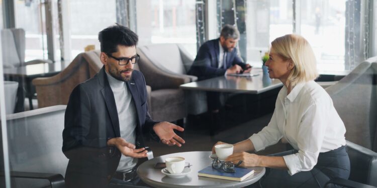 Lo que dice la psicología sobre las personas que ensayan conversaciones a solas antes de hablar con alguien