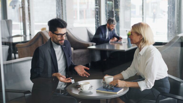 Lo que dice la psicología sobre las personas que ensayan conversaciones a solas antes de hablar con alguien