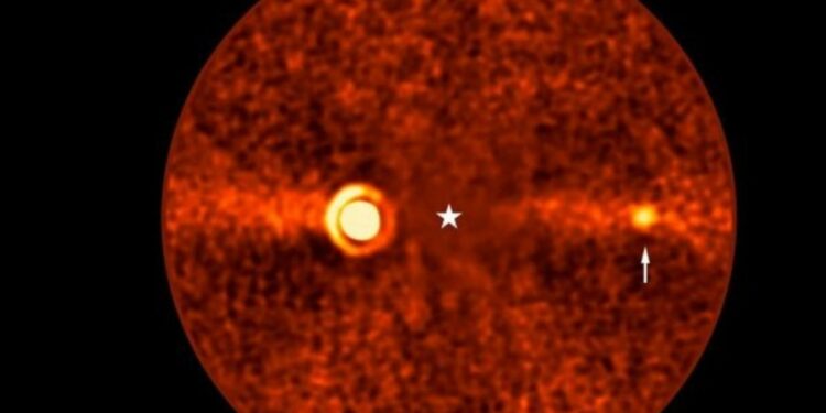 Astrónomos descubren un planeta "invisible" que permaneció oculto durante más de una década