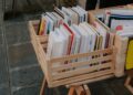 No tires las cajas de madera del mercado, tienes un tesoro a tu alcance: 3 ideas danesas para organizar tus libros