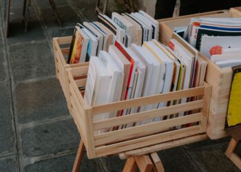 No tires las cajas de madera del mercado, tienes un tesoro a tu alcance: 3 ideas danesas para organizar tus libros