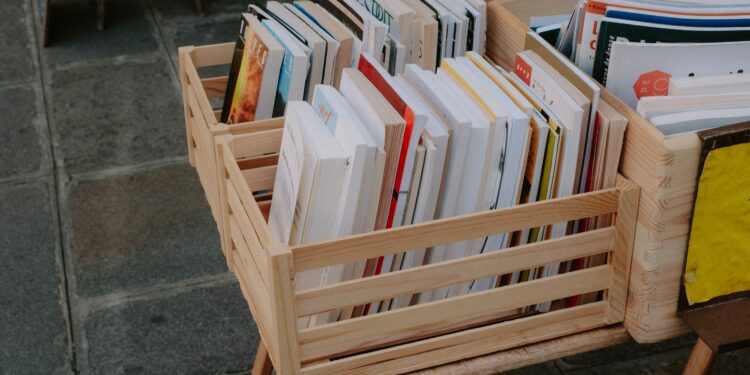 No tires las cajas de madera del mercado, tienes un tesoro a tu alcance: 3 ideas danesas para organizar tus libros