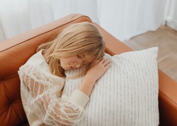 Lo que dice la psicología sobre las personas que duermen abrazadas a muchos almohadas