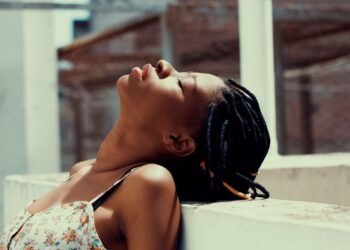 Adiós al aire acondicionado: la nueva tendencia para afrontar las olas de calor en Europa es más sencilla y permite ahorrar mucho en la factura de la luz