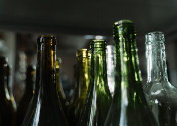 Si tienes botellas de vidrio vacías en casa, tienes un tesoro: 3 ideas italianas para reutilizarlas y decorar tu hogar