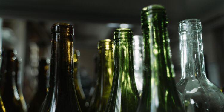 Si tienes botellas de vidrio vacías en casa, tienes un tesoro: 3 ideas italianas para reutilizarlas y decorar tu hogar