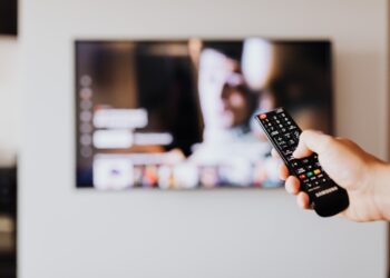 Apagar el televisor del dormitorio antes de dormir: para qué sirve y por qué cada vez más especialistas lo recomiendan
