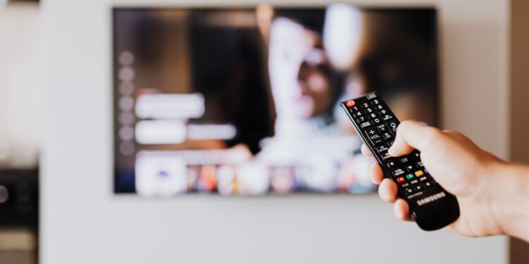 Apagar el televisor del dormitorio antes de dormir: para qué sirve y por qué cada vez más especialistas lo recomiendan