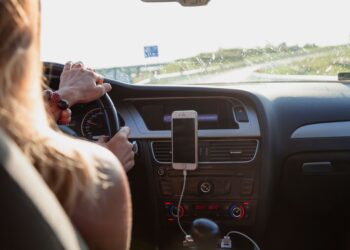 Tardé mucho tiempo en entender por qué no debería cargar el teléfono móvil en el coche