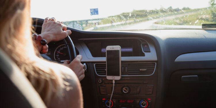 Tardé mucho tiempo en entender por qué no debería cargar el teléfono móvil en el coche