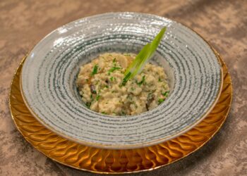 Los chefs italianos coinciden: el secreto de un risotto más cremoso no es la nata, sino añadir el caldo bien caliente