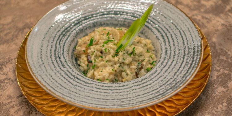 Los chefs italianos coinciden: el secreto de un risotto más cremoso no es la nata, sino añadir el caldo bien caliente