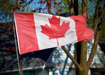 Mientras España afronta una ola de calor, en Canadá construyen refugios de invierno para que la gente pueda seguir utilizando los espacios públicos