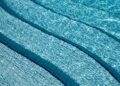 Adiós a las piscinas azules: el color blanco se convierte en la nueva tendencia para las zonas exteriores en 2026