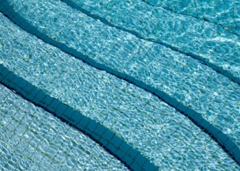 Adiós a las piscinas azules: el color blanco se convierte en la nueva tendencia para las zonas exteriores en 2026