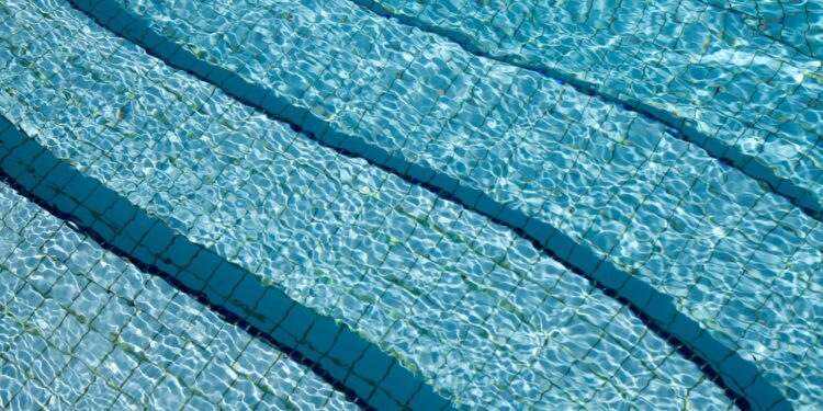 Adiós a las piscinas azules: el color blanco se convierte en la nueva tendencia para las zonas exteriores en 2026