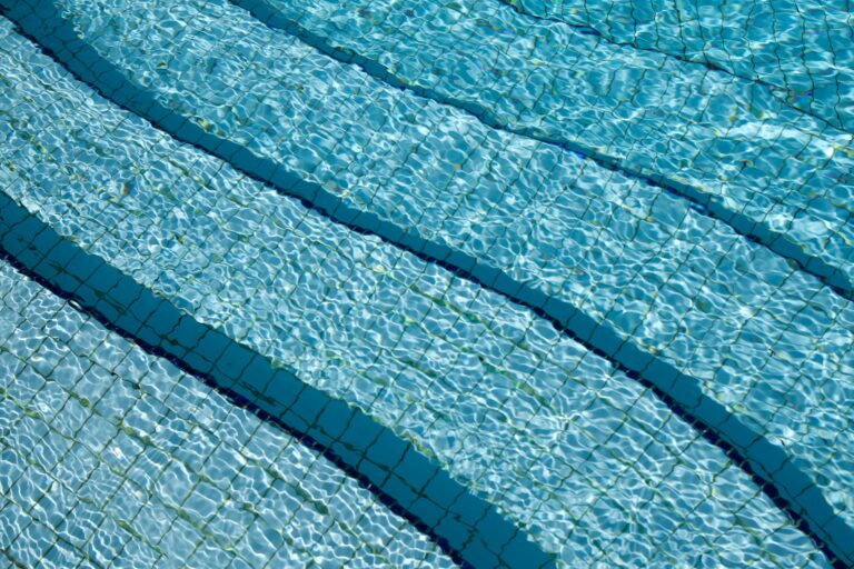 Adiós a las piscinas azules: el color blanco se convierte en la nueva tendencia para las zonas exteriores en 2026