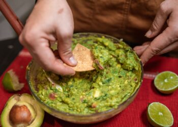 Todos los chefs mexicanos coinciden: "El secreto para preparar el guacamole más sabroso no está en el limón, sino en elegir un aguacate maduro en su punto"