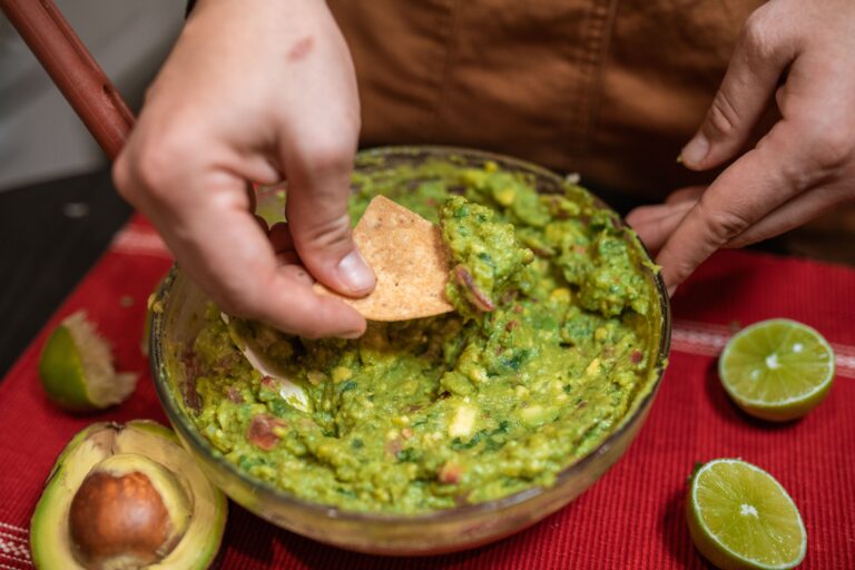 Todos los chefs mexicanos coinciden: "El secreto para preparar el guacamole más sabroso no está en el limón, sino en elegir un aguacate maduro en su punto"