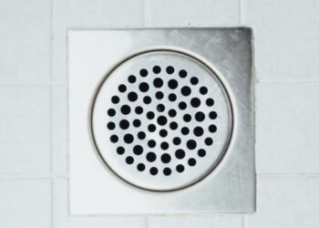 Echar sal gruesa por el desagüe del baño: para qué sirve y por qué cada vez más portugueses recomiendan hacerlo