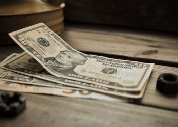 Envolver dinero en papel de aluminio: para qué sirve y por qué cada vez más personas lo recomiendan