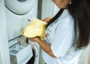Mezclar detergente, alcohol al 70 % y agua tibia: para qué sirve y por qué cada vez más personas lo recomiendan