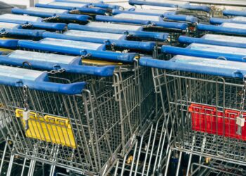 Lo que dice la psicología sobre las personas que devuelven el carrito de la compra a su lugar en el supermercado