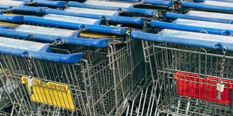 Lo que dice la psicología sobre las personas que devuelven el carrito de la compra a su lugar en el supermercado