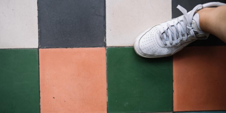 Adiós a los azulejos tradicionales: la nueva tendencia para 2026 es más silenciosa y duradera