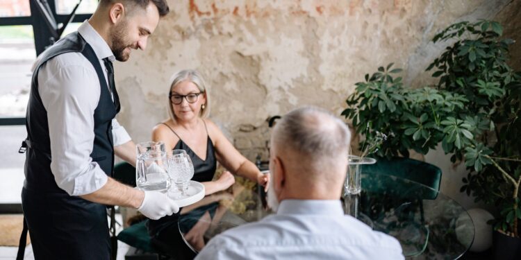 La psicología afirma que las personas que saludan a los camareros al entrar en un restaurante no solo son educadas