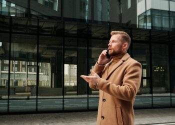 Lo que dice la psicología sobre las personas que caminan de un lado a otro mientras hablan por teléfono