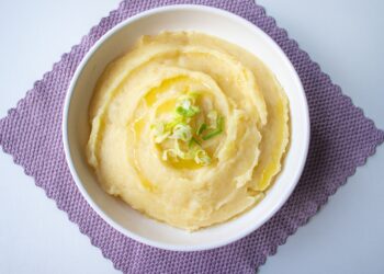 Todos los chefs franceses coinciden: "El secreto para que el puré de patatas quede más cremoso es añadir mantequilla durante la cocción"