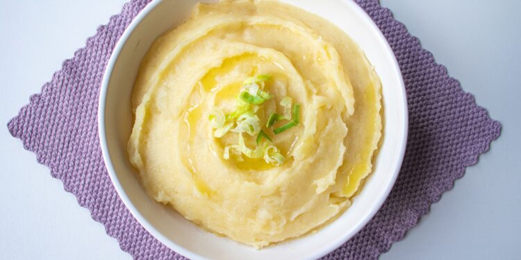 Todos los chefs franceses coinciden: "El secreto para que el puré de patatas quede más cremoso es añadir mantequilla durante la cocción"