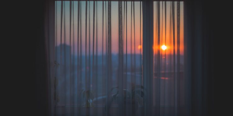 Adiós al aire acondicionado: el sencillo truco de colocar una sábana en la ventana para aliviar el calor durante los días más calurosos