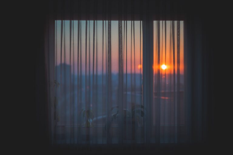 Adiós al aire acondicionado: el sencillo truco de colocar una sábana en la ventana para aliviar el calor durante los días más calurosos