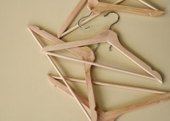Si tienes perchas de madera viejas en casa, tienes un tesoro: 3 ideas francesas para reutilizarlas y organizar tus pañuelos