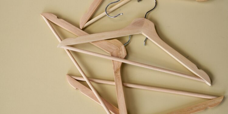 Si tienes perchas de madera viejas en casa, tienes un tesoro: 3 ideas francesas para reutilizarlas y organizar tus pañuelos