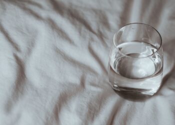 Colocar un vaso con vinagre junto a la cama: para qué sirve y por qué se recomienda hacerlo