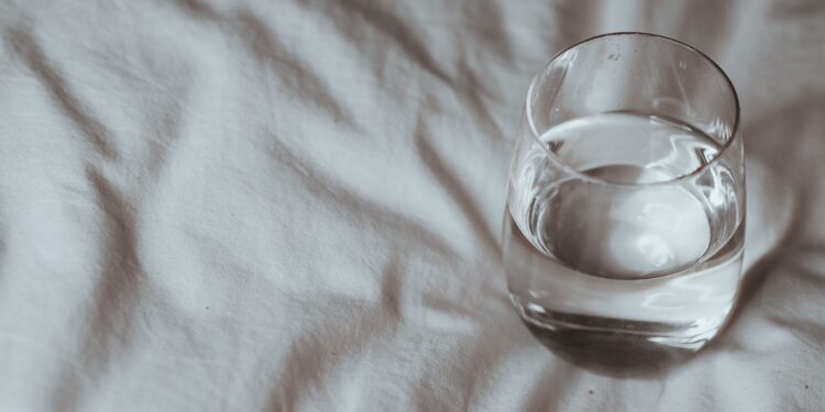 Colocar un vaso con vinagre junto a la cama: para qué sirve y por qué se recomienda hacerlo