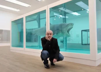 El hombre que tenía tanto dinero que decidió comprar un tiburón de 4 metros para decorar su casa