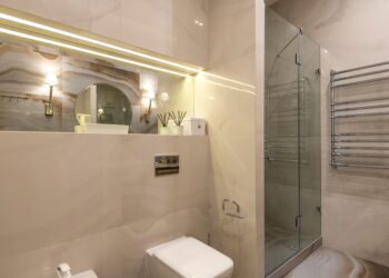 Dile adiós a la mampara del baño: 3 tendencias para 2026 mucho más bonitas y funcionales