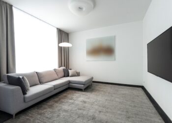 Adiós al sofá en forma de L: la nueva tendencia para 2026 es más elegante y práctica para el salón