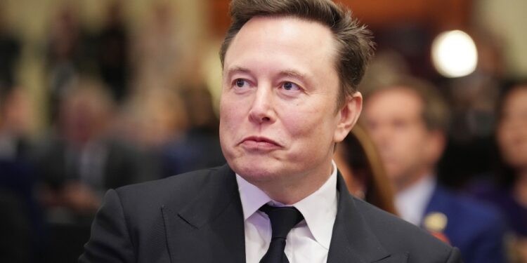 Hombre más rico del mundo, Elon Musk, afirma que el dinero dejará de importar en 2036